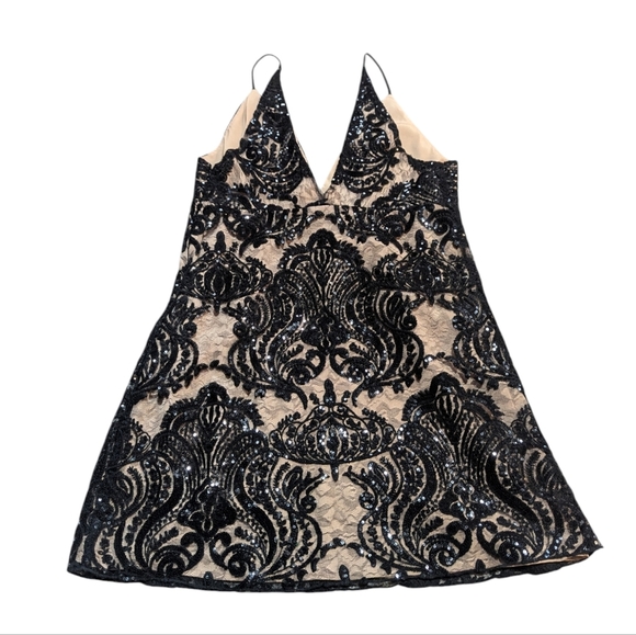 Elegant Black Lace Dress - Picture 4 of 10